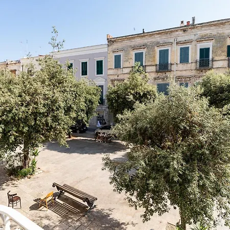 Guesthost - Stylish And Bright